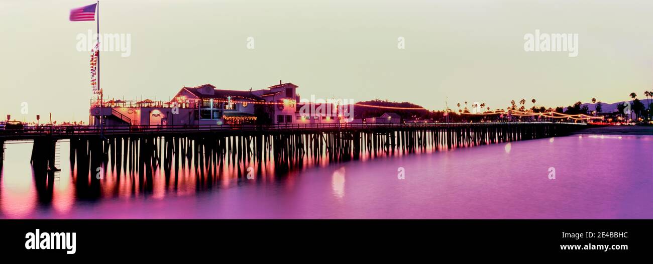 Molo illuminato al tramonto, Stearns Wharf, Santa Barbara, California, USA Foto Stock