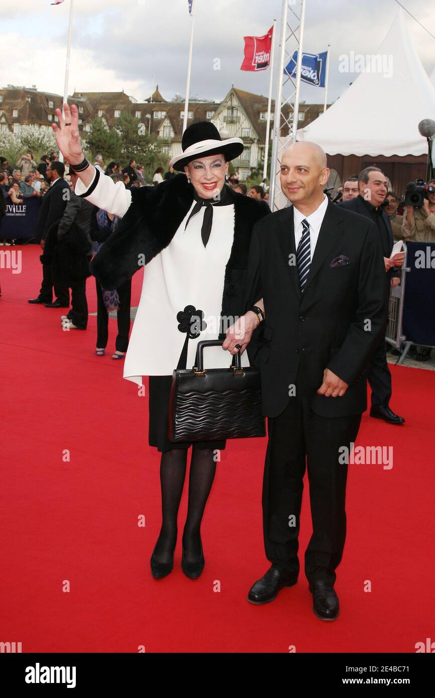 Genevieve De Fontenay e suo figlio Xavier si pongono durante la cerimonia di apertura del 35° 'Deauville American Film Festival' a Deauville, Francia, il 4 settembre 2009. Foto di Denis Guignebourg/ABACAPRESS.COM Foto Stock