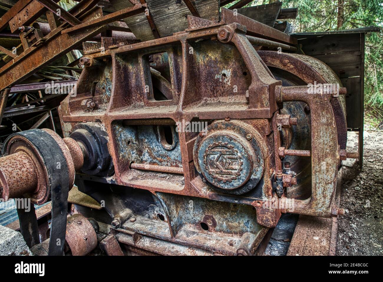 Blocco macchina con albero di trasmissione, vecchio, arrugginito Foto Stock