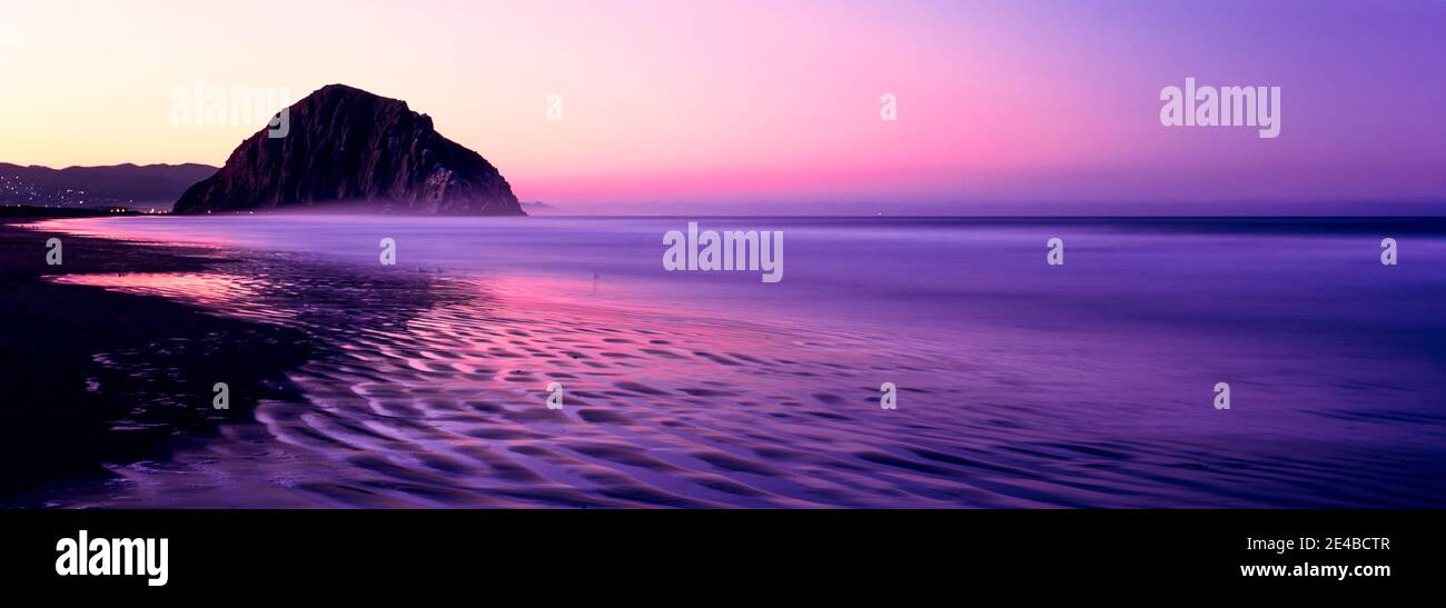 Vista della spiaggia all'alba, Morro Rock, Morro Bay, San Luis Obispo County, California, Stati Uniti Foto Stock