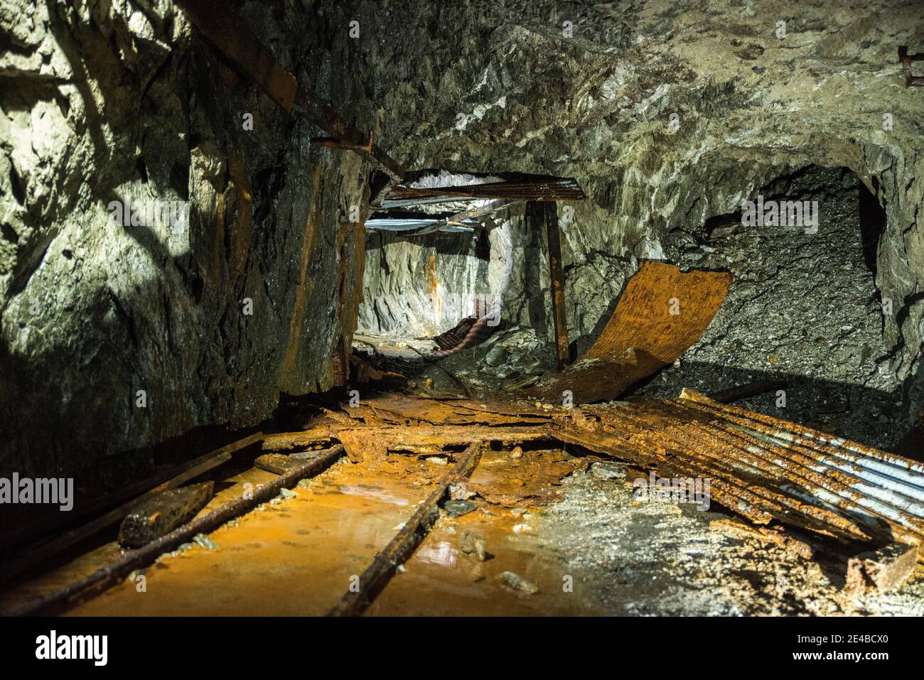 Tacchette, miniera di piombo, fogli di metallo arrugginiti Foto Stock