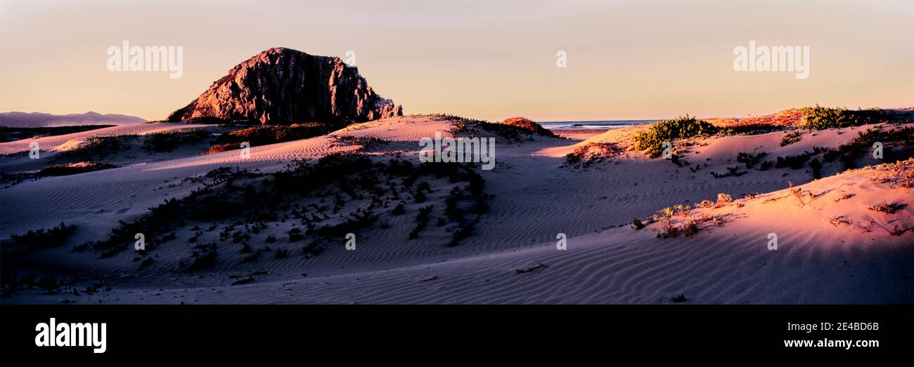 Vista delle dune di sabbia e del Morro Rock, Morro Bay, San Luis Obispo County, California, Stati Uniti Foto Stock