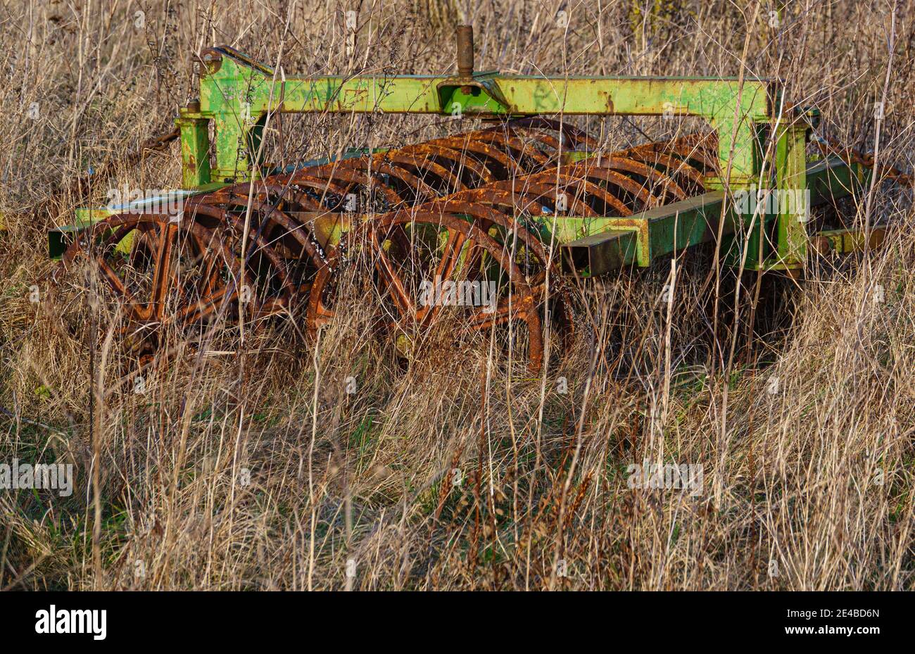 Abbandonati macchinari agricoli per la stampa del solco sulla piana di Salisbury Foto Stock