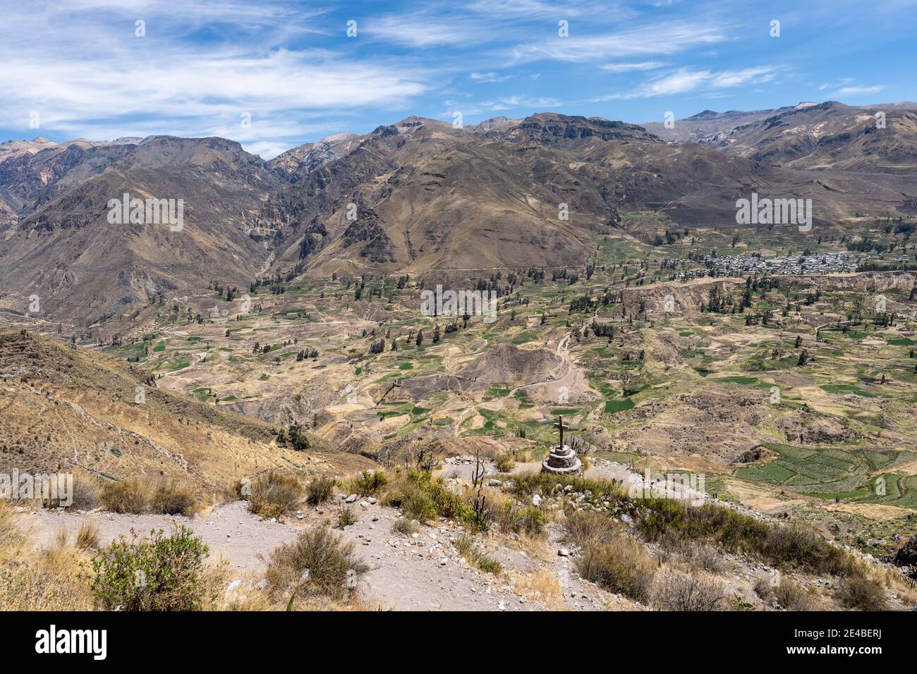 La Colca Valley, nelle Ande peruviane, ospita il secondo canyon più profondo del mondo, con terrazze, fauna selvatica e paesaggi naturali. Foto Stock