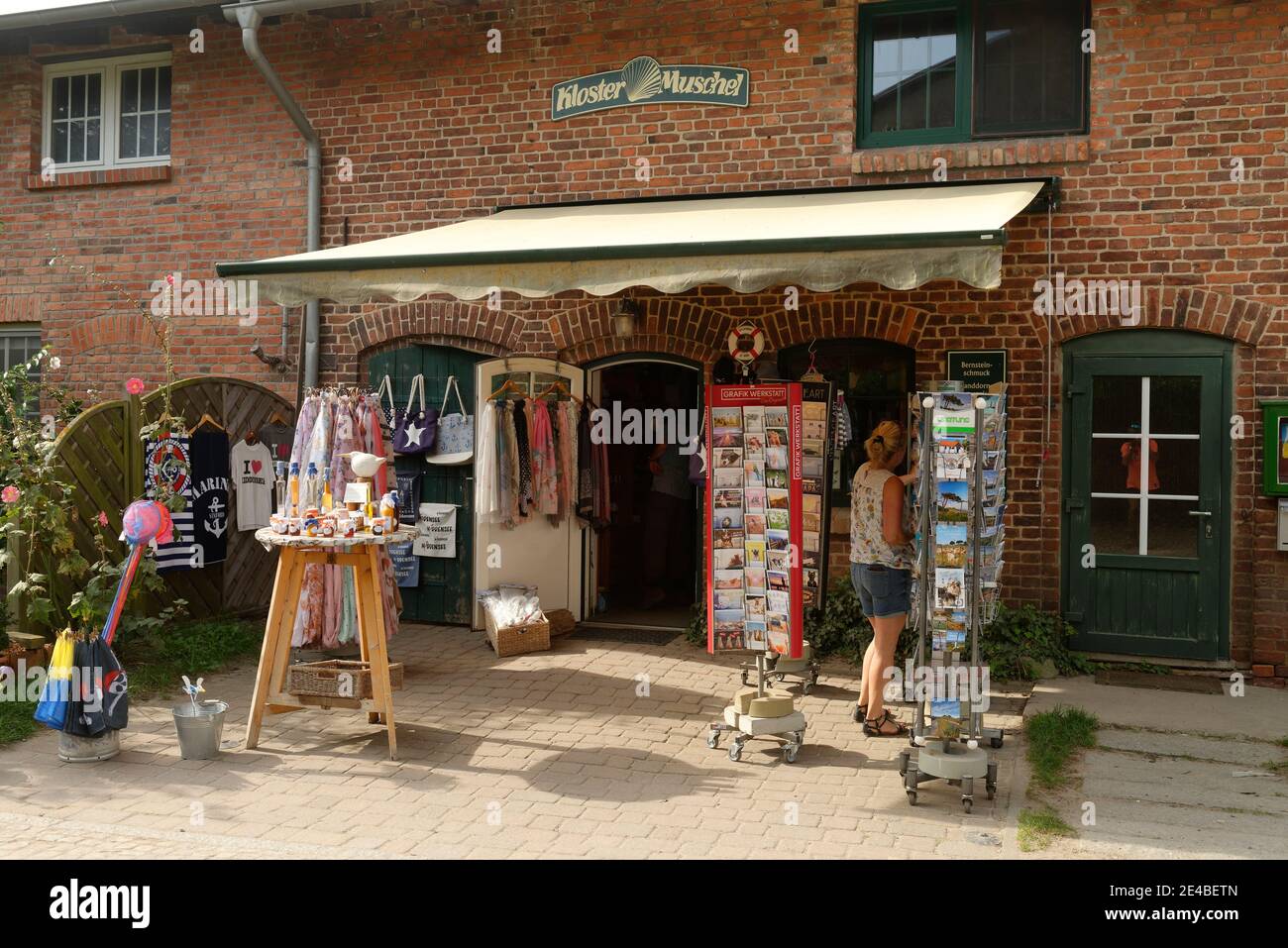 Negozio di souvenir nel monastero, chiostro, isola di Hiddensee, Mar Baltico, Meclemburgo-Pomerania occidentale, Parco Nazionale zona Laguna di Pomerania occidentale, Germania, Foto Stock