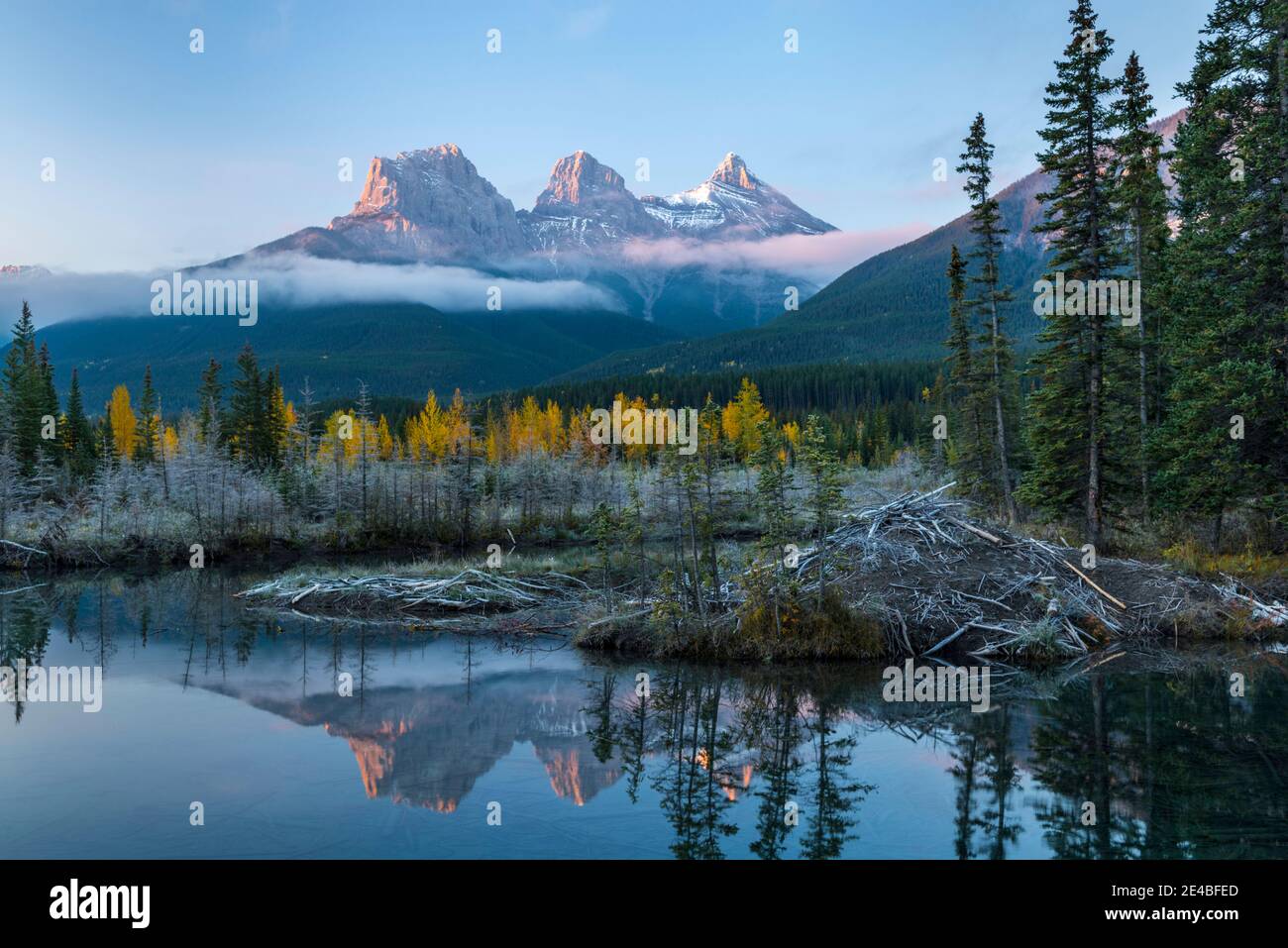Il lago con le montagne sullo sfondo, Beaverlodge, le tre sorelle, Canmore, Alberta, Canada Foto Stock