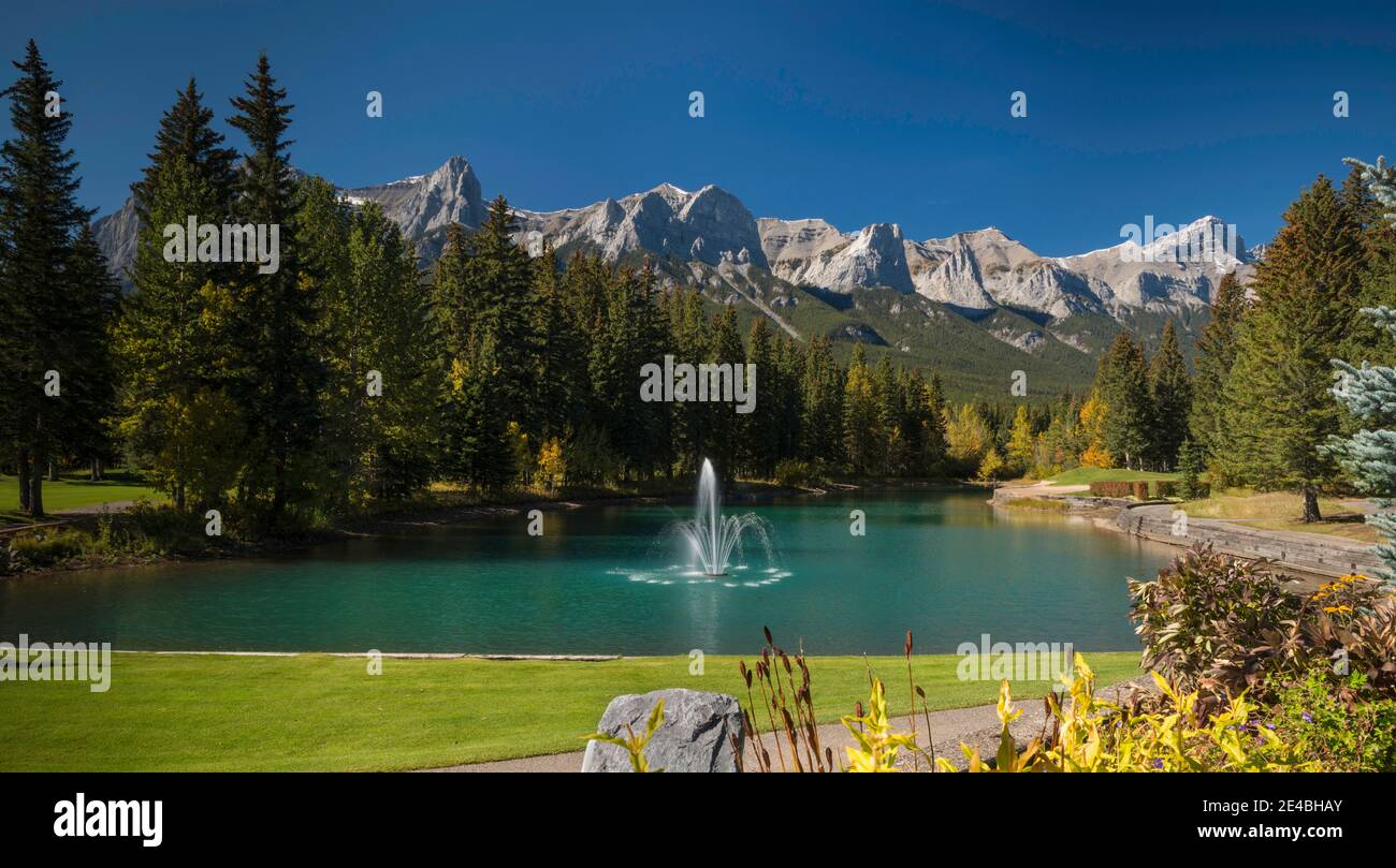 Pond in campo da golf Canmore, Mount Rundle, Cascade Mountain, Canmore, Alberta, Canada Foto Stock