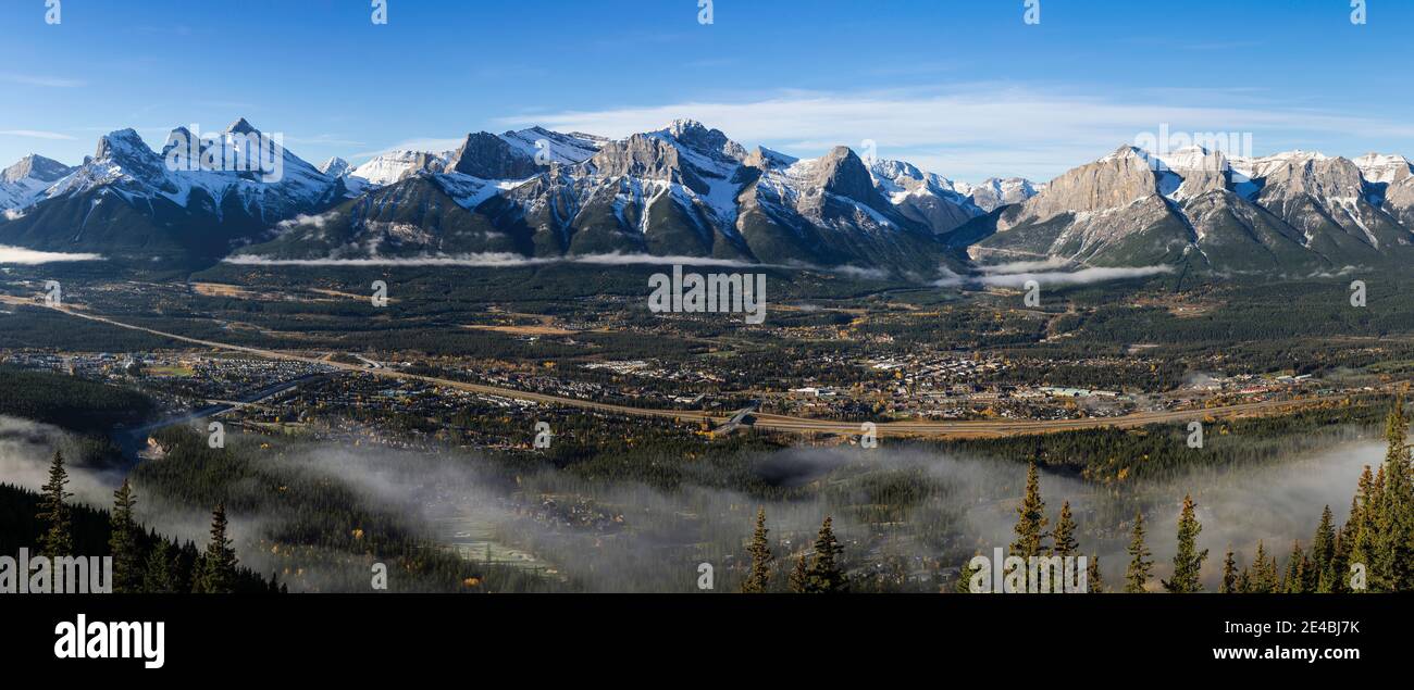 Vista ad alto angolo della città di Canmore, Bow Valley, Alberta, Canada Foto Stock