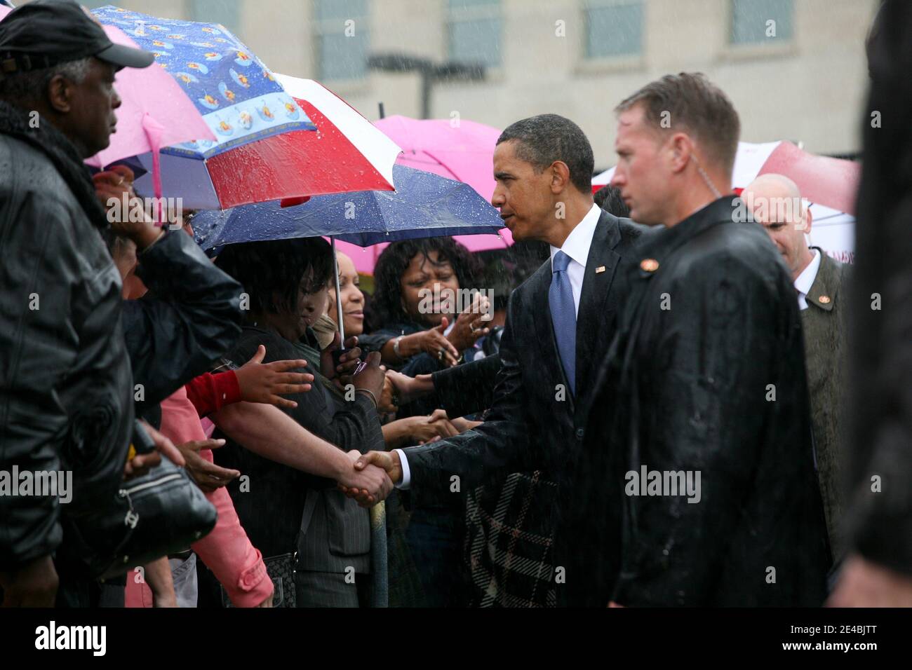 Il presidente Barack Obama partecipa a una cerimonia di deposizione di una corona al Pentagono Memorial per celebrare l'anniversario dei 9-11 attentati terroristici di Arlington, VA, USA, il 11 settembre 2009. Foto piscina di Gary Fabiano/ABACAPRESS.COM Foto Stock