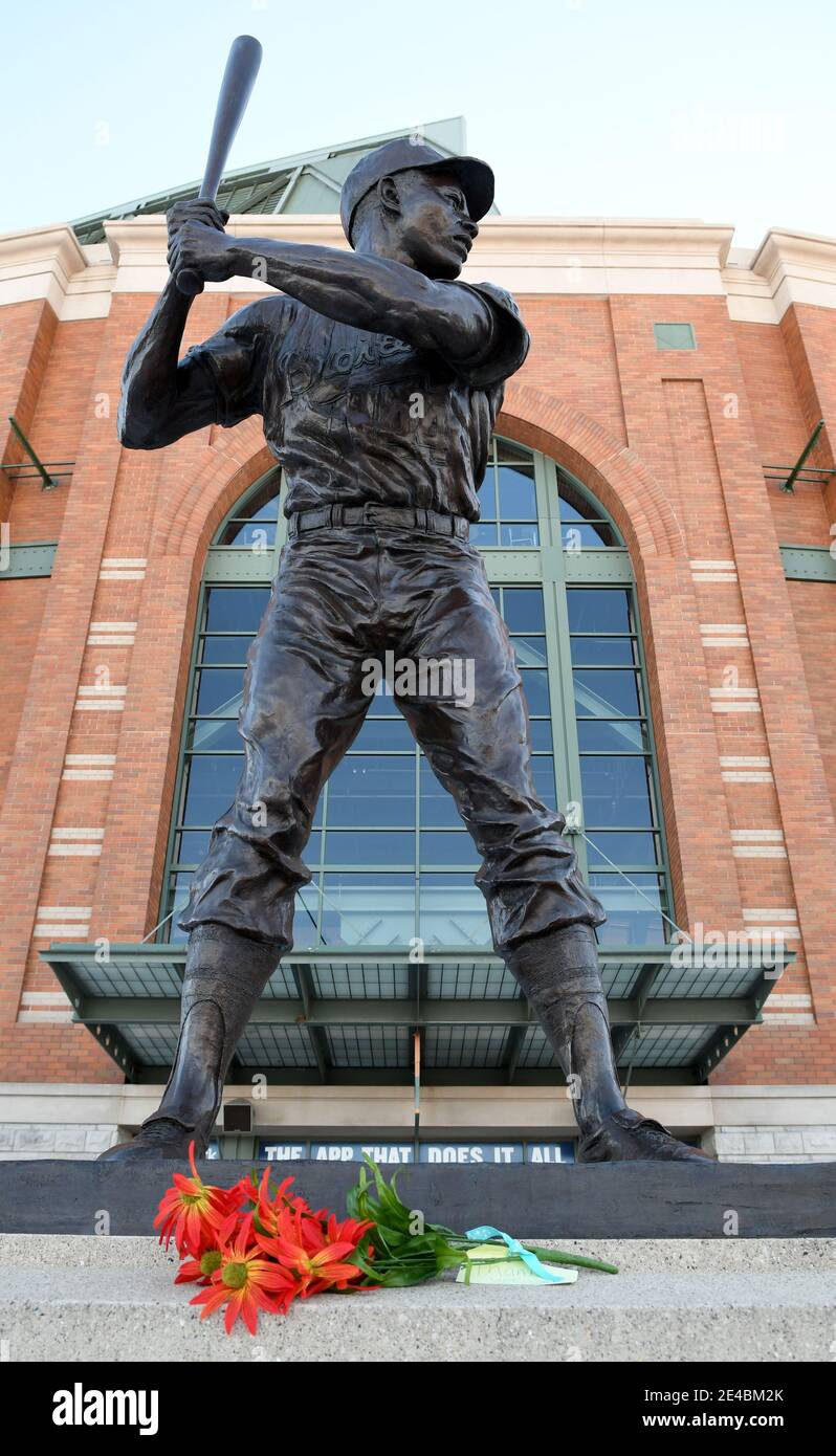 Milwaukee, Wisconsin, Stati Uniti. 22 gennaio 2021. I giornalisti e i fan sono arrivati all'American Family Field (conosciuto come Miller Park fino a quest'anno) a Milwaukee dopo che il grande baseball Hank Aaron è morto ad Atlanta il 22 gennaio 2021. Aveva 86 anni. Una statua di Aaron si trova di fronte allo stadio. Aaron giocò nel Milwaukee County Stadium, che fu abbattuto quando fu costruito l'American Family Field, per i Milwaukee Braves e i Milwaukee Brewers. È stato il primo giocatore a rompere il record di carriera di Babe Ruth. (Immagine di credito: © Mark HertzbergZUMA Wire) Foto Stock