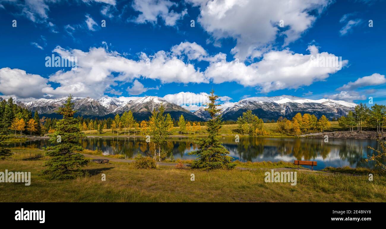 Vista dell'area ricreativa di Quarry Lake, il lago Grotto, il monte Grotto, il monte Lady Macdonald, Canmore, Alberta, Canada Foto Stock