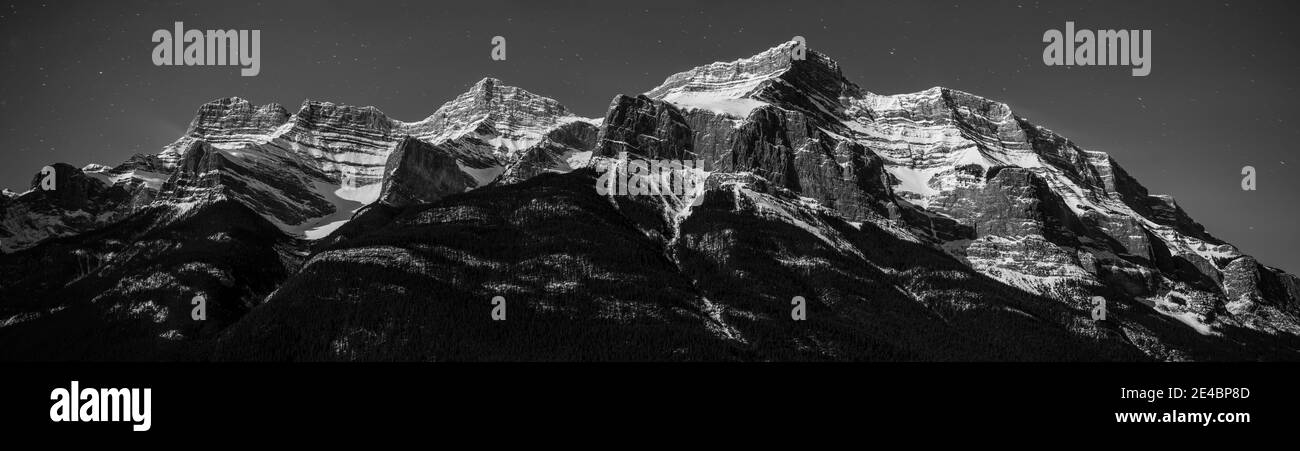Montagna e stelle illuminate dalla luna, Monte Rundle, Bow Valley, Banff National Park, Alberta, Canada Foto Stock