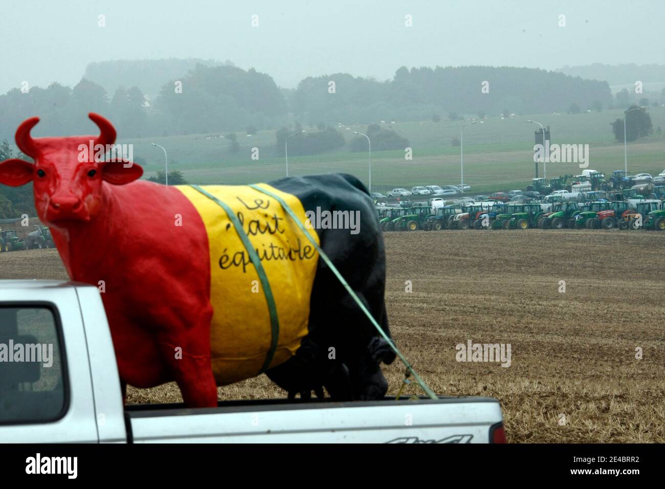 Migliaia di agricoltori con 400 trattori scaricano circa 4 milioni di litri di latte in un giacimento a Ciney, nel Belgio meridionale, il 16 2009 settembre, poiché la rabbia è precipitata sul calo dei prezzi. L'ultima azione in tutta l'Europa è stata intrapresa dopo il ministero delle aziende agricole dell'Unione europea Foto Stock