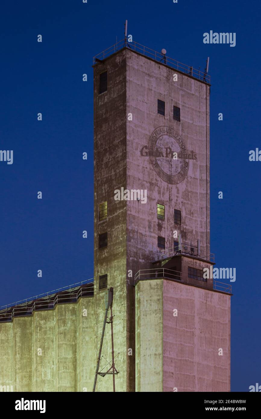 Vista ad angolo basso di un elevatore di cereali al crepuscolo, Dodge City, Ford County, Kansas, Stati Uniti Foto Stock