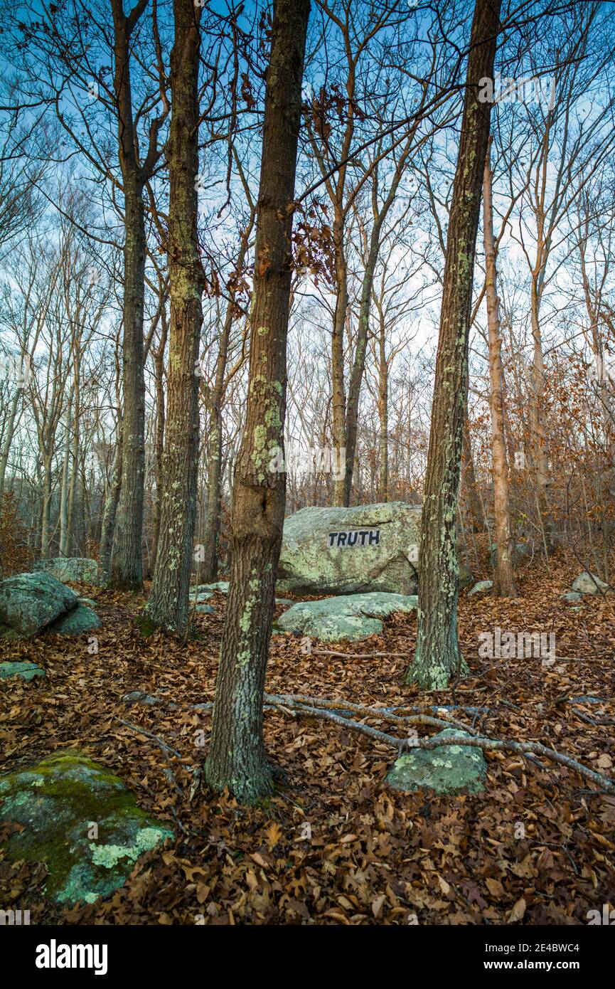 Dogtown scogli con la parola ispiratrice 'Truth', Gloucester, Cape Ann, Essex County, Massachusetts, Stati Uniti Foto Stock