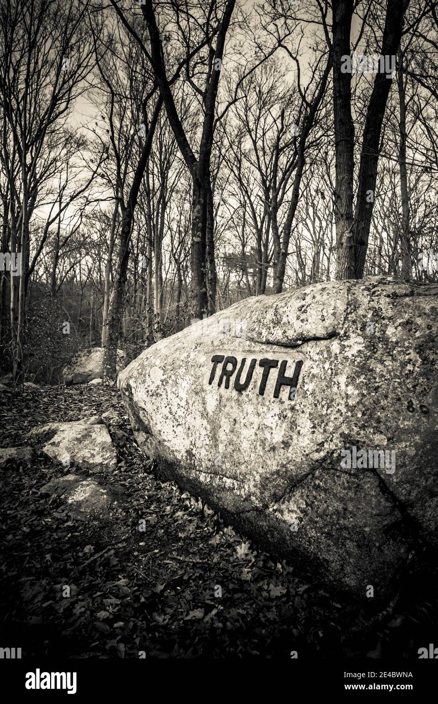Dogtown scogli con la parola ispiratrice 'Truth', Gloucester, Cape Ann, Essex County, Massachusetts, Stati Uniti Foto Stock