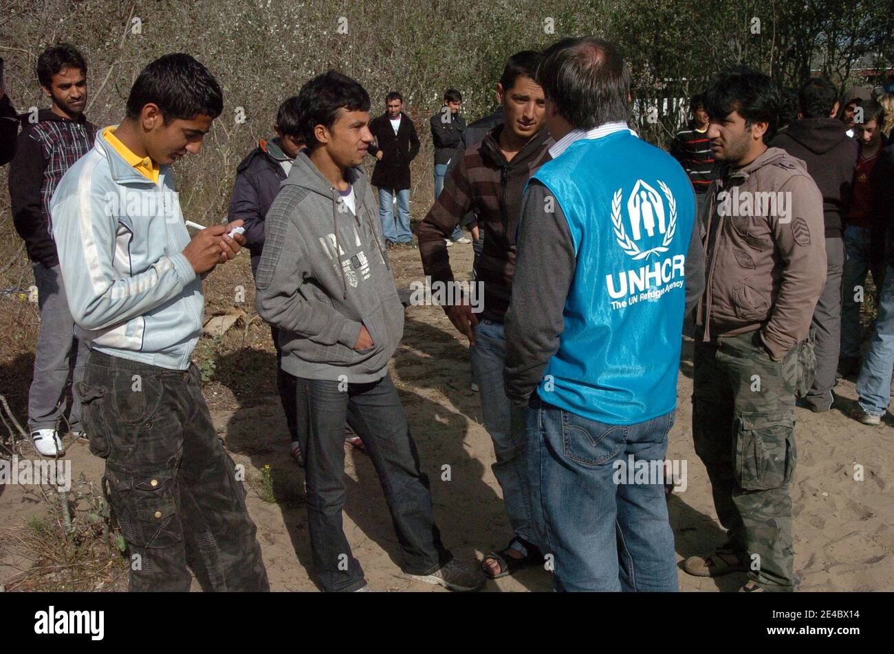 I migranti che cercano di arrivare in Gran Bretagna, per la maggior parte provenienti dall'Afghanistan, sono raffigurati in una zona boscosa conosciuta come 'la giungla' a Calais, nel nord della Francia, il 18 settembre 2009, dove si sono insediato a casa. Il governo francese ha annunciato il 16 settembre 2009 che esso w Foto Stock