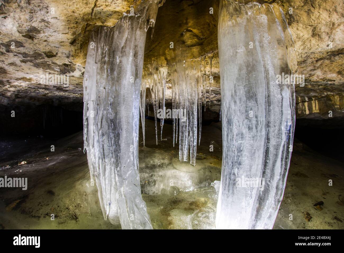 Grotta di ghiaccio, Glacie? Re de Monle? Si, ghiacciaio sotterraneo con icicles Foto Stock