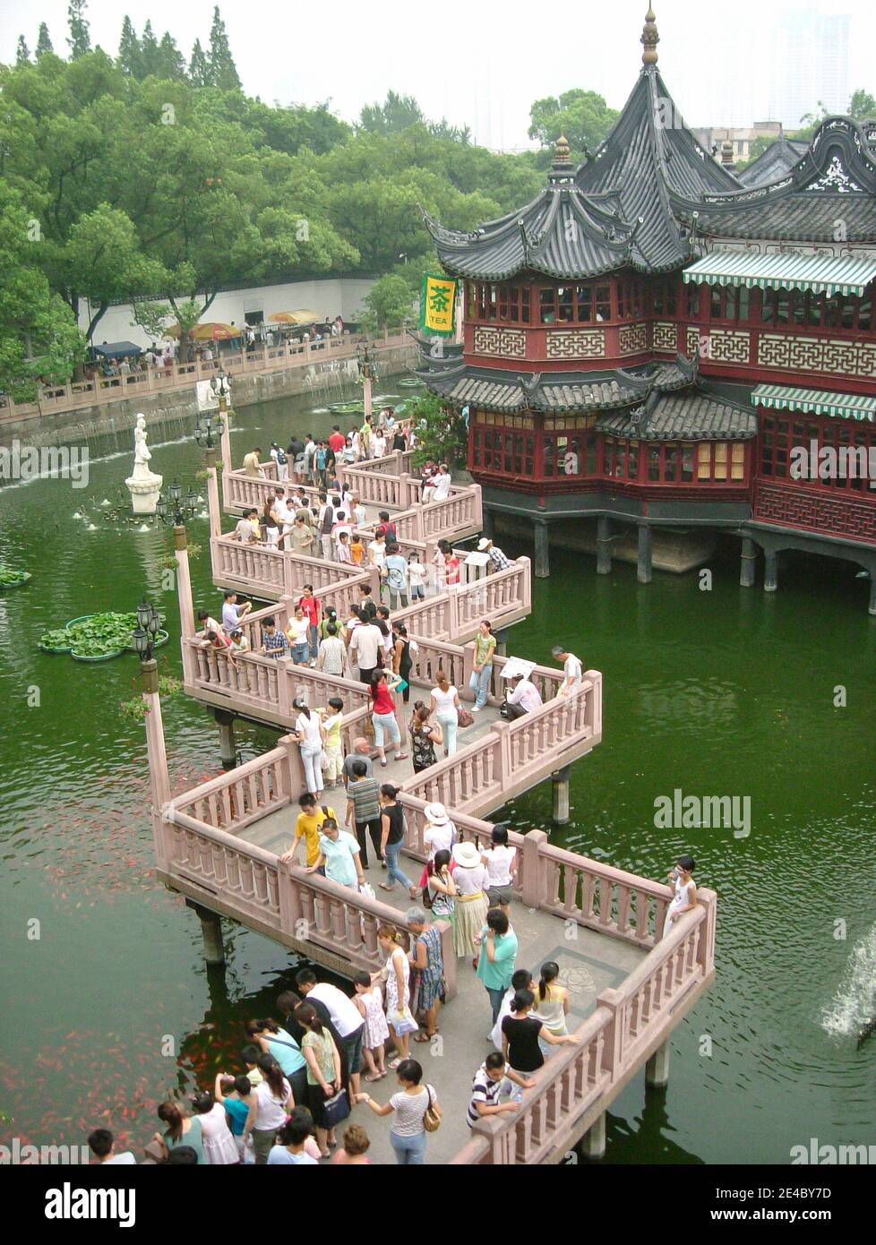 Il ponte a nove zigzag e Teahhouse, il giardino Yu (Yuyuan), Huangpu Qu, Shanghai, Repubblica popolare Cinese Foto Stock