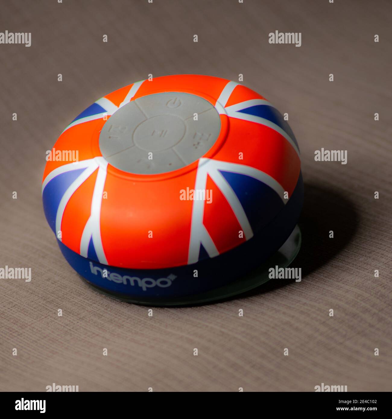 Dispositivo audio Bluetooth con design British Flag che significa inglese voce Foto Stock