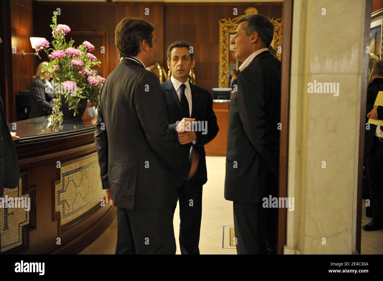 Il presidente francese Nicolas Sarkozy parla con il suo consigliere Henri Guaino e con il suo consulente per la comunicazione Franck Louvrier durante il vertice del G20 di Pittsburgh, Pennsylvania, USA, il 24 settembre 2009. Foto di Elodie Gregoire/ABACAPRESS.COM Foto Stock