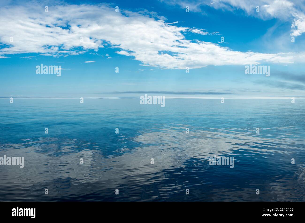 Riflesso delle nuvole sull'acqua, Lago superiore, Minnesota, Stati Uniti Foto Stock