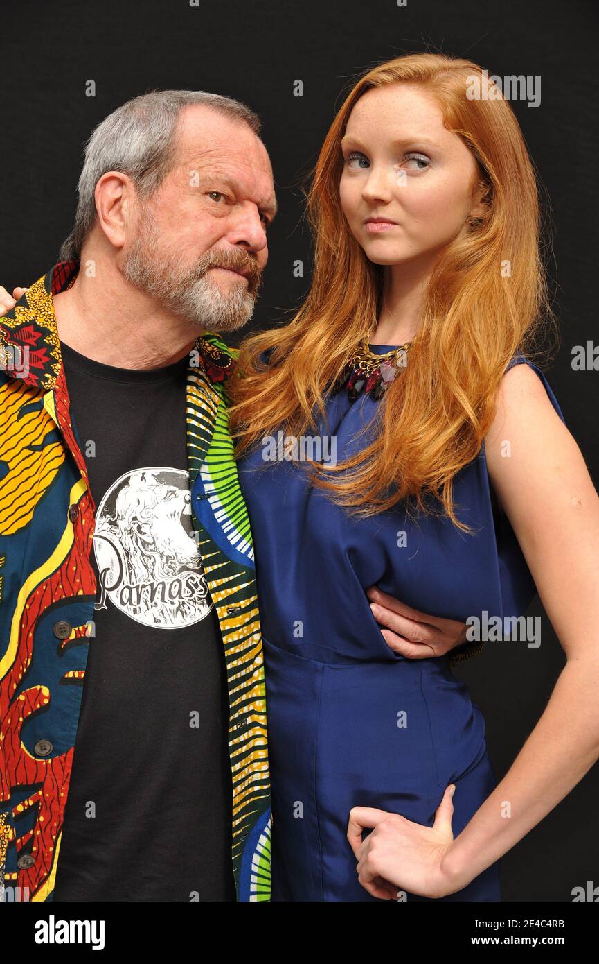 Il regista Terry Gilliam e la modella e attrice Lily Cole in posa ad una fotocellula per promuovere il nuovo film di Terry Gilliam ' l'Imaginarium du Docteur Parnassus' tenuto presso il Bristol Hotel di Parigi, Francia, il 30 settembre 2009. Foto di Nicolas Gouhier/ABACAPRESS.COM Foto Stock