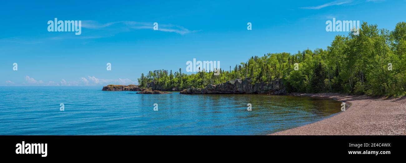 Spiaggia sulla sponda nord del lago Superior, Minnesota, USA Foto Stock