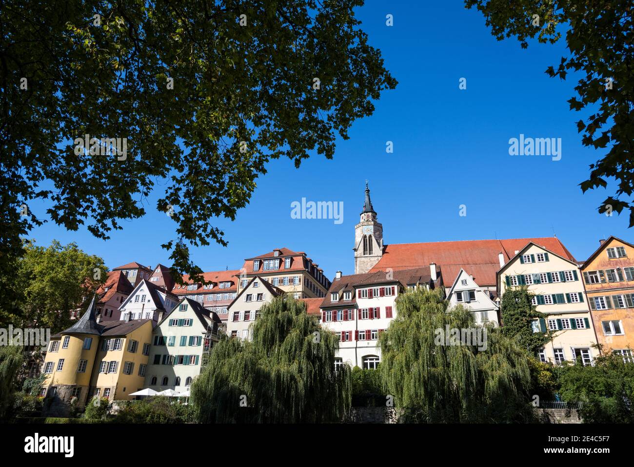 Edifici storici lungo il fiume Neckar, Tubingen, Baden-Wurttemberg, Germania Foto Stock