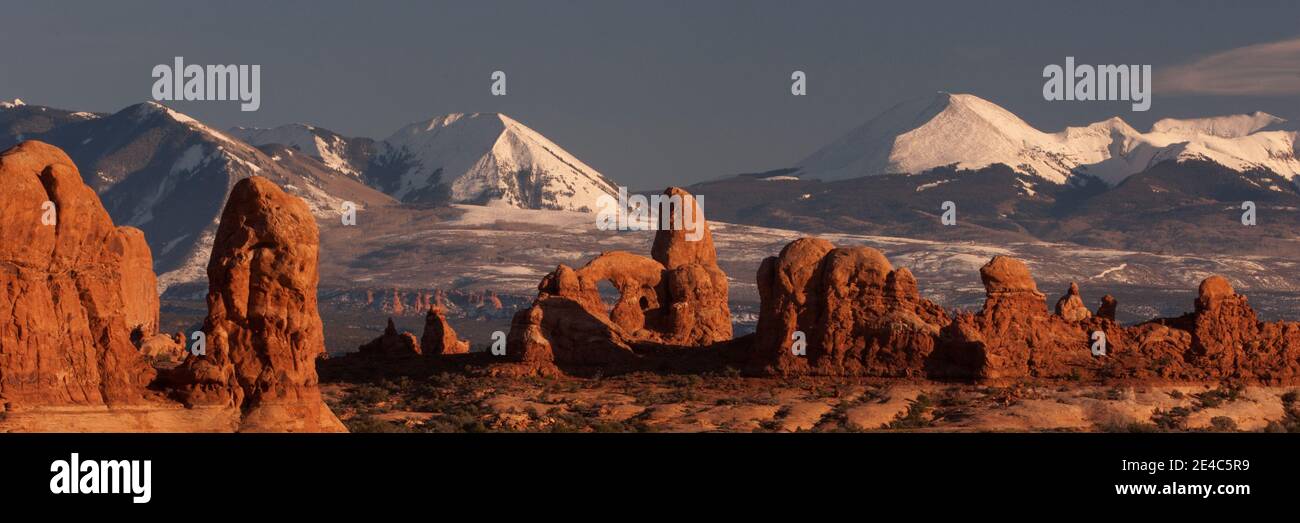 Formazioni rocciose con catena montuosa innevata sullo sfondo, Turret Arch, la SAL Mountains, Arches National Park, Utah, USA Foto Stock