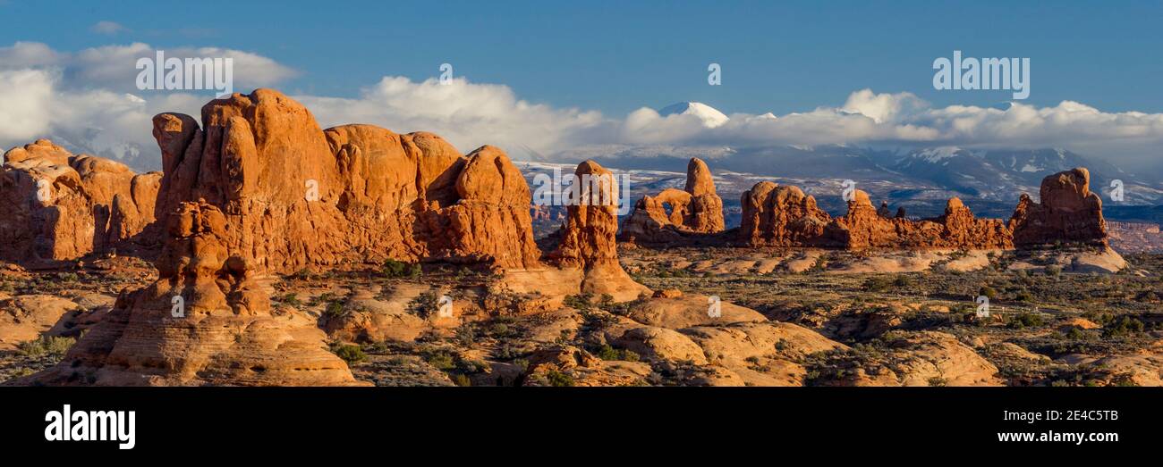 Formazioni rocciose con catena montuosa sullo sfondo, Turret Arch, la SAL Mountains, Arches National Park, Utah, USA Foto Stock