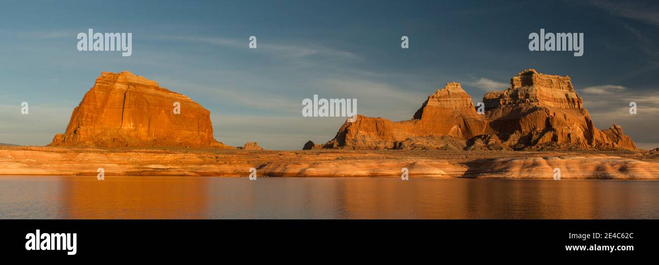 Formazioni rocciose a lato del lago, Lake Powell, Glen Canyon National Recreation Area, Arizona, USA Foto Stock