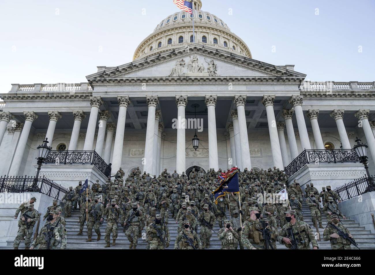 Washington, Stati Uniti. 22 gennaio 2021. I membri della Guardia nazionale degli Stati Uniti pattugliano il Campidoglio degli Stati Uniti venerdì 22 gennaio 2021 a Washington, DC i membri della Guardia nazionale sono stati banditi ai garage di parcheggio come aree di riposo, E sono ora autorizzati di nuovo sul complesso del Campidoglio dopo che i legislatori hanno espresso la loro disapprovazione Foto da Leigh Vogel/UPI Credit: UPI/Alamy Live News Foto Stock