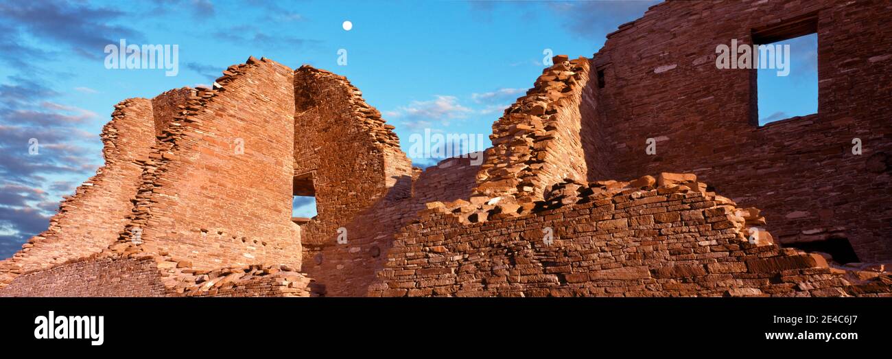Vista ad angolo basso delle rovine di Ancestral Puebloans, Chaco Culture National Historic Park, New Mexico, USA Foto Stock