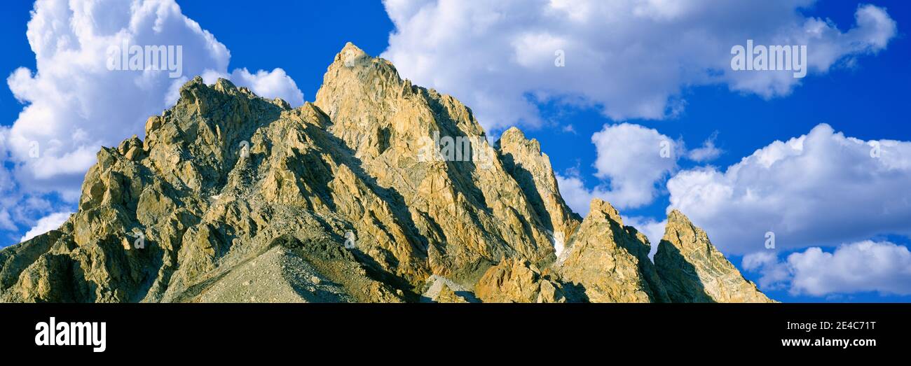 Vista ad angolo basso delle nuvole sulla vetta della montagna, Exum Ridge, Grand Teton National Park, Wyoming, USA Foto Stock