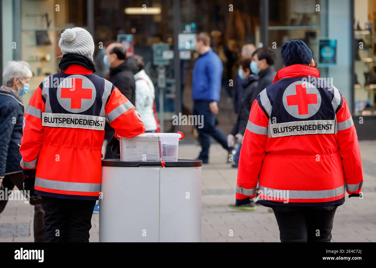 Essen, Nord Reno-Westfalia, Germania - i dipendenti del DRK Blood Donation Service West si trovano in uno stand informativo nella zona pedonale e pubblicizzano donazioni di sangue ai passanti in tempi di crisi della corona, la Croce Rossa tedesca, in tempi di influenza e coronavirus, Gli ospedali sono particolarmente interessati alle donazioni di sangue e istruiti a donare plasma sanguigno. Foto Stock