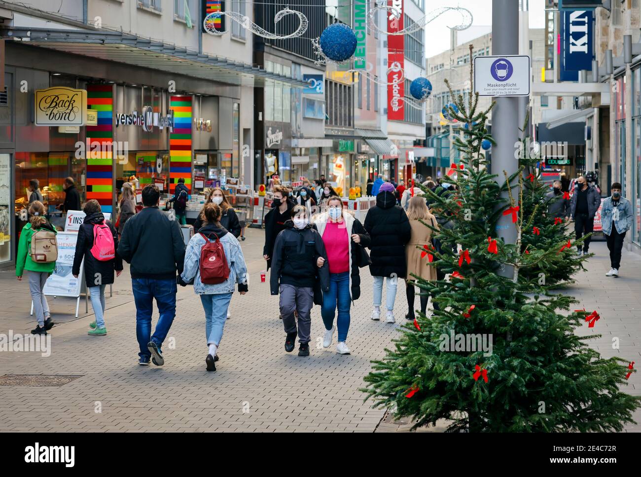 Bochum, zona Ruhr, Nord Reno-Westfalia, Germania - maschera obbligatoria nel centro della città di Bochum in tempi della crisi della corona durante la seconda parte del blocco, passanti con maschere di protezione camminare attraverso la Kortumstrasse, la strada principale dello shopping nella zona pedonale decorata con il Natale. Foto Stock