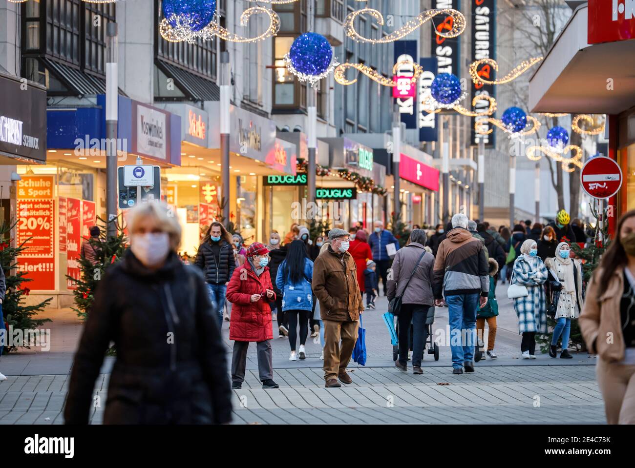 Bochum, zona Ruhr, Nord Reno-Westfalia, Germania - maschera obbligatoria nel centro della città di Bochum in tempi della crisi della corona durante la seconda parte del blocco, passanti con maschere di protezione camminare attraverso la Kortumstrasse, la strada principale dello shopping nella zona pedonale decorata con il Natale. Foto Stock