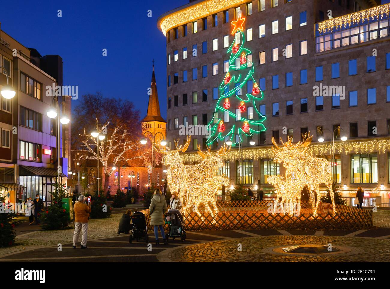 Bochum, zona Ruhr, Nord Reno-Westfalia, Germania - luci di Natale nel centro di Bochum in tempi della crisi della corona durante la seconda parte del blocco, incandescente sculture di alci decorare il Dr.-Ruer-Platz, il mercato di Natale rimane chiuso nell'anno della corona, il Pauluskirche nella parte posteriore. Foto Stock