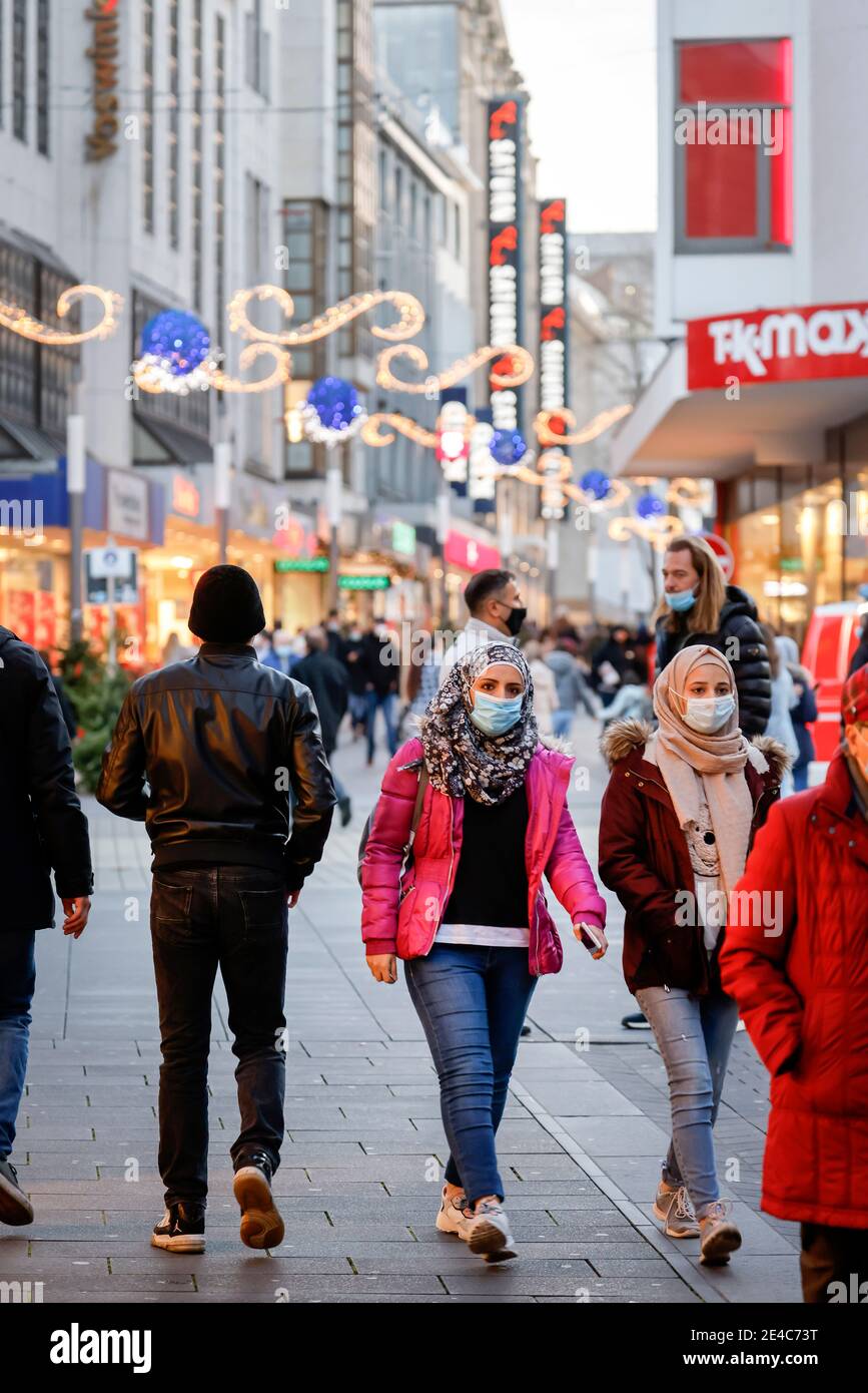 Bochum, zona Ruhr, Nord Reno-Westfalia, Germania - maschera obbligatoria nel centro della città di Bochum in tempi della crisi della corona durante la seconda parte del blocco, passanti con maschere di protezione camminare attraverso la Kortumstrasse, la strada principale dello shopping nella zona pedonale decorata con il Natale. Foto Stock