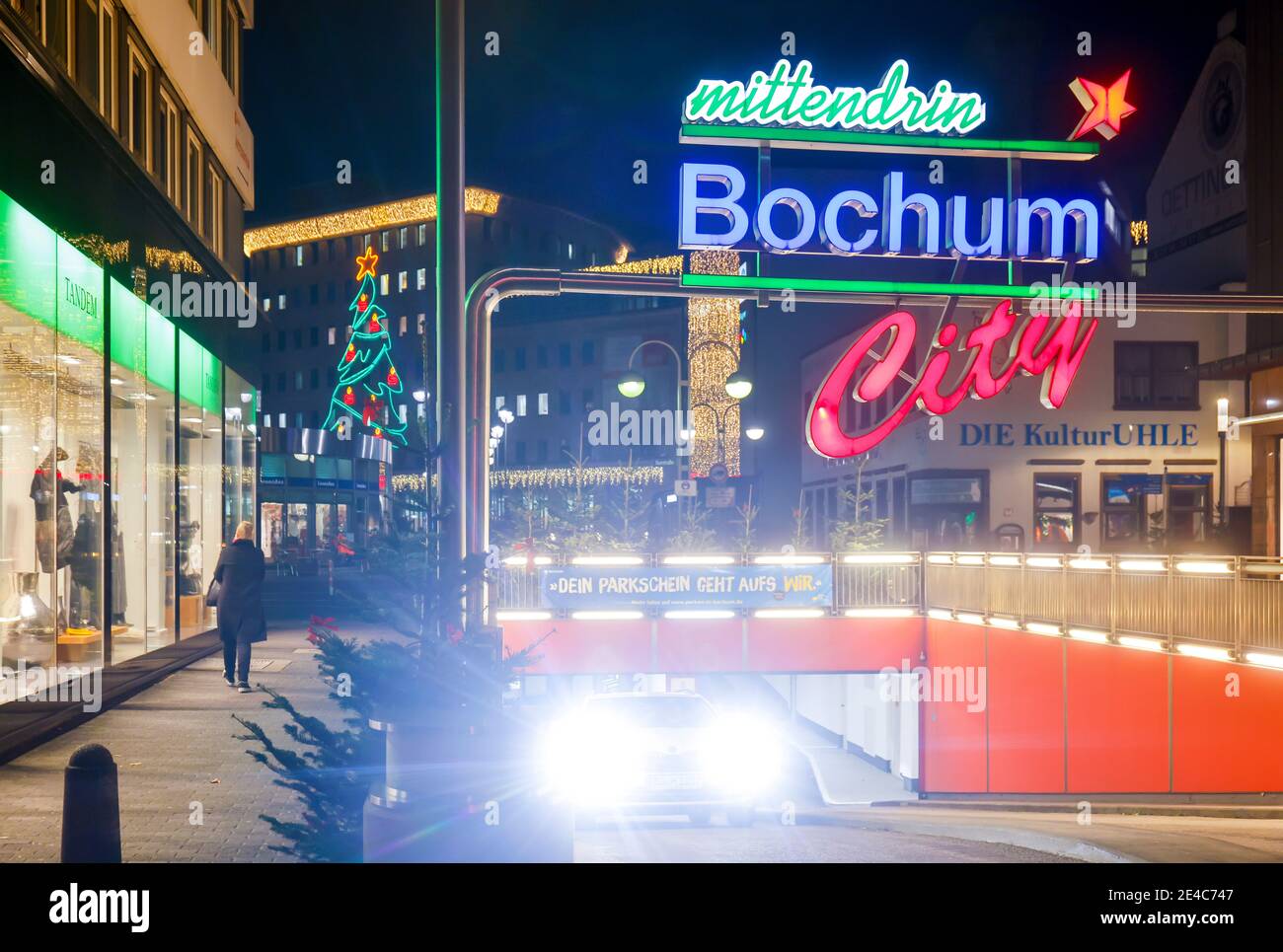 Bochum, zona Ruhr, Nord Reno-Westfalia, Germania - Garage Dr.-Ruer-Platz nel centro di Bochum al crepuscolo in tempi della crisi della corona nel periodo che si è aperto a Natale durante la seconda parte del blocco. Foto Stock