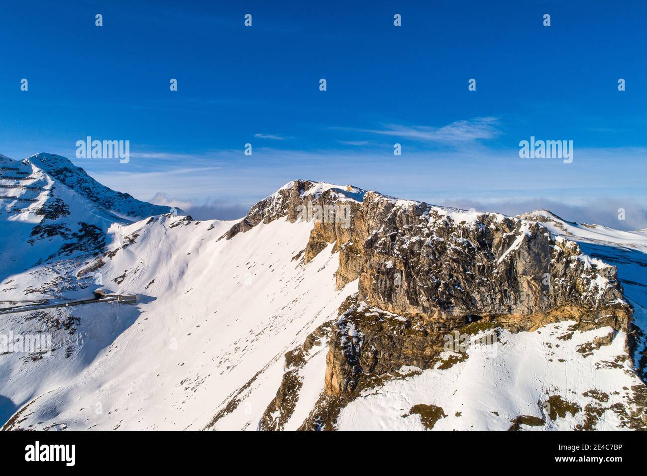 Le alpi austriache sulla Grossglockner Hochalpenstrasse in un soleggiato giorno Foto Stock