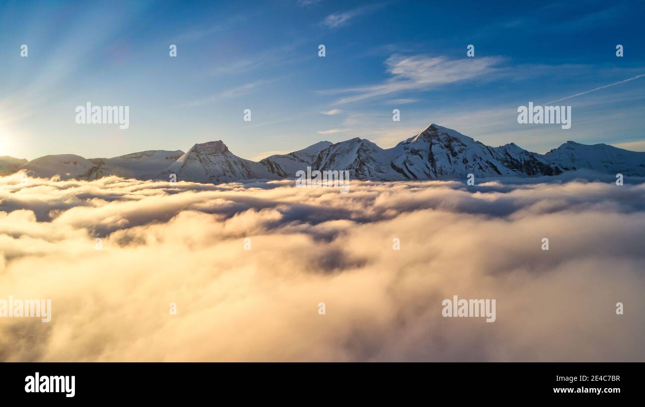 Le alpi austriache sulla Grossglockner Hochalpenstrasse in un soleggiato giorno Foto Stock