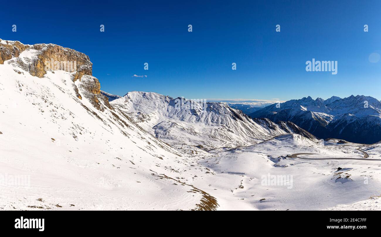 Il Grossglockner-Hochalpenstrassein Austria in una giornata di sole dopo un grande caduta di neve Foto Stock