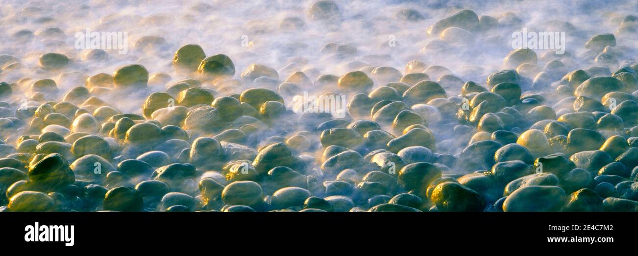 La lunga esposizione trasforma la marea del Pacifico in nebbia tra massi a Calumet Beach, la Jolla, San Diego, San Diego County, California, USA Foto Stock