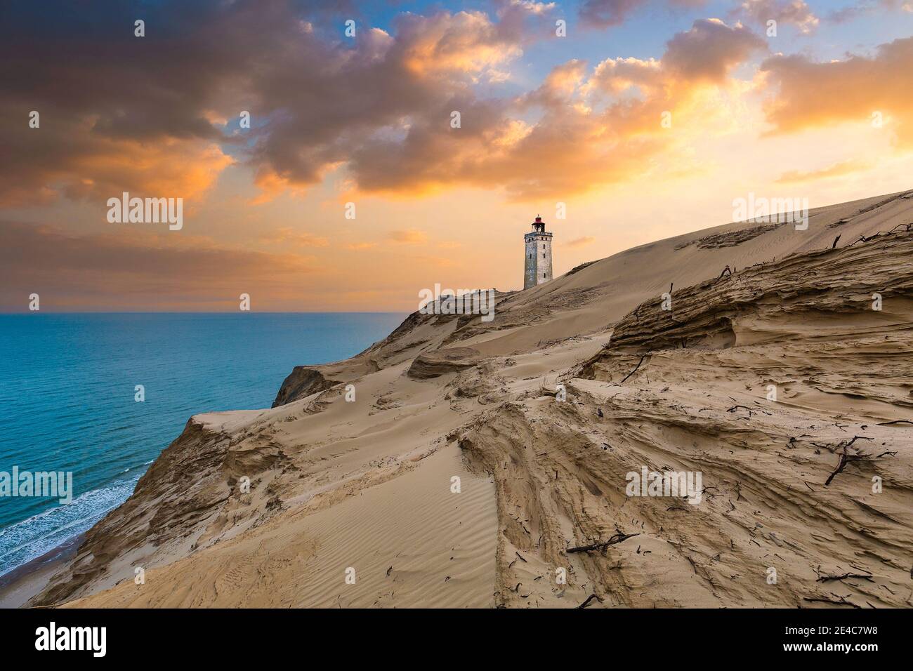 Il faro Rubjerg Knude in Danimarca in un pomeriggio di sole Foto Stock