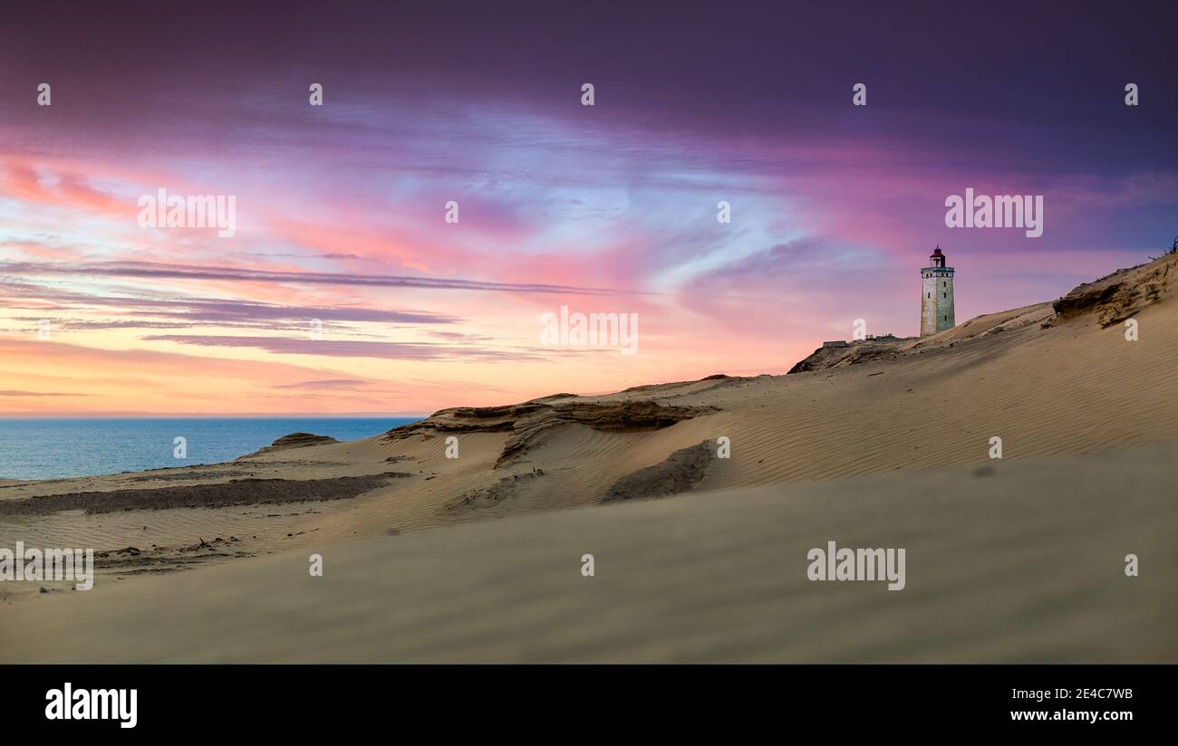 Il faro Rubjerg Knude in Danimarca in un pomeriggio di sole Foto Stock