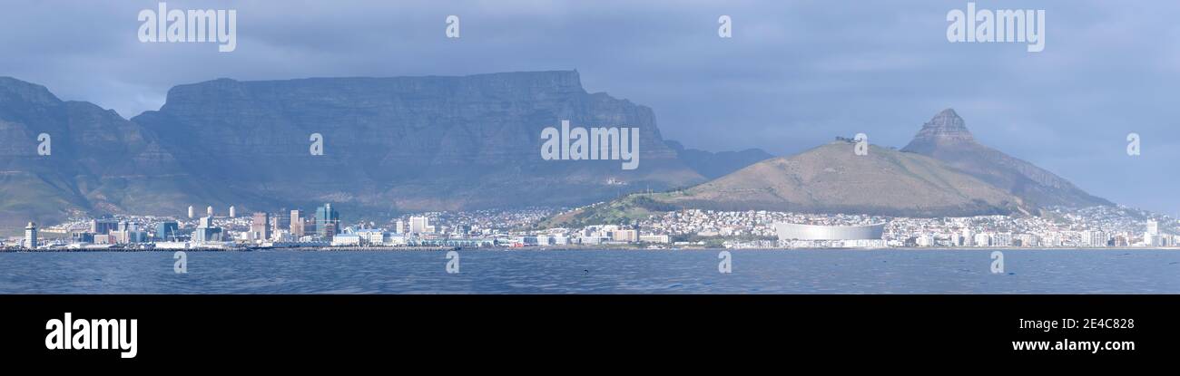 Vista elevata di una città sul lungomare, Table Mountain, Città del Capo, Provincia del Capo Occidentale, Sud Africa Foto Stock