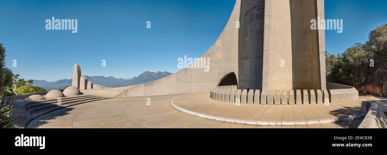 Monumento con catena montuosa sullo sfondo, Afrikaans Language Monument, Paarl, Città del Capo, Provincia del Capo Occidentale, Sud Africa Foto Stock