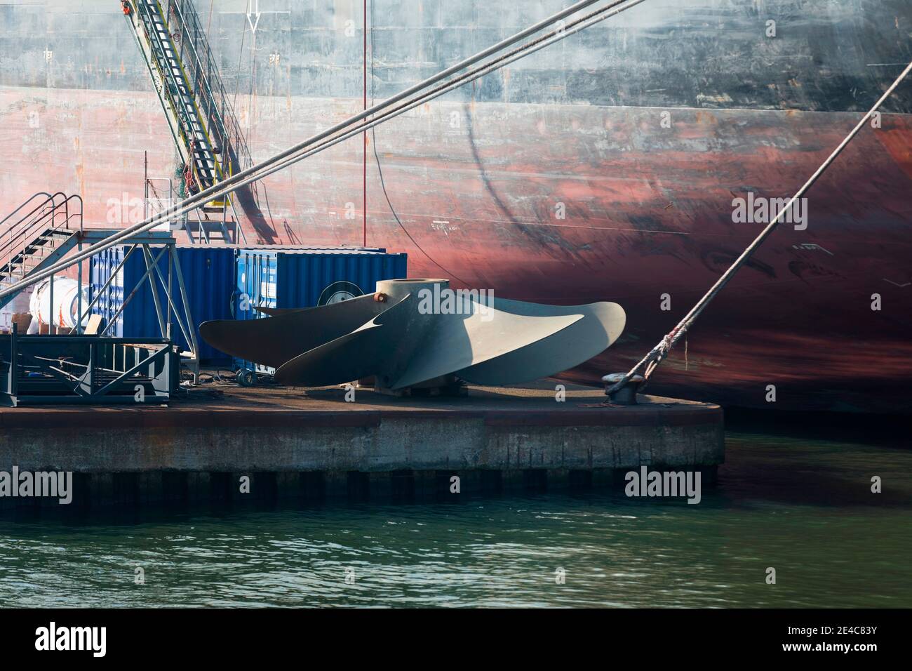 Ripristino di una nave da carico nel porto di Amburgo Foto Stock